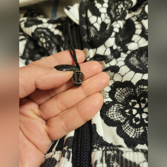 Lululemon Scuba Hoodie - StretchLaceoflage Polar Cream Black. Sz 8 - Picture 6 of 9